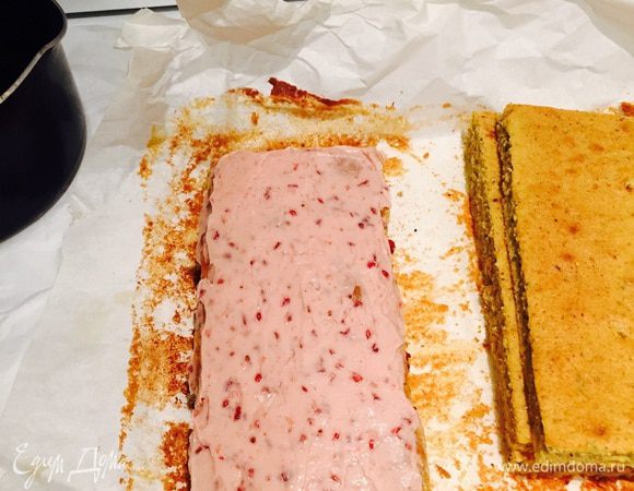 Укладываем коржик из кусочков, пропитываем, потом мажем кремом и все повторяем. Последним будет просто корж с пропиткой.