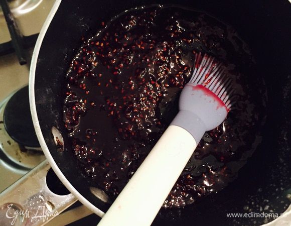 Варим "глазурь": джем (60 г) и воду (20 г) ставим на огонь и кипятим чуток, отставляем.