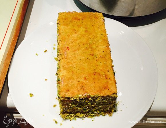 Пока можно обсыпать рубленными фисташками все грани нашего кирпичика, предварительно смазав тонким слоем крема.