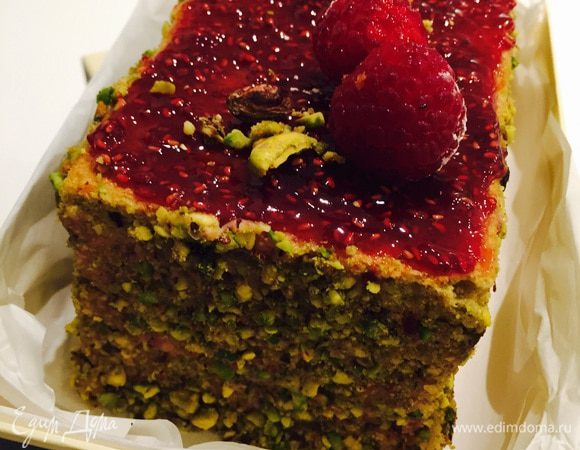 Украшаем малинкой и фисташками и в холодильник на пару часов. А потом угощаемся и угощаем! Очень удачное сочетание ;)