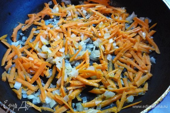 Лук мелко нарезать, обжарить на растительном масле до прозрачности, добавить морковь, натертую на крупной терке. Слегка обжарить овощи.
