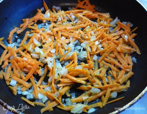 Лук мелко нарезать, обжарить на растительном масле до прозрачности, добавить морковь, натертую на крупной терке. Слегка обжарить овощи.