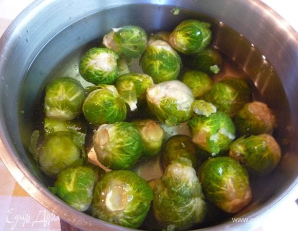 Брюссельскую капусту опустить в кипящую подсоленную воду и варить 10 минут.