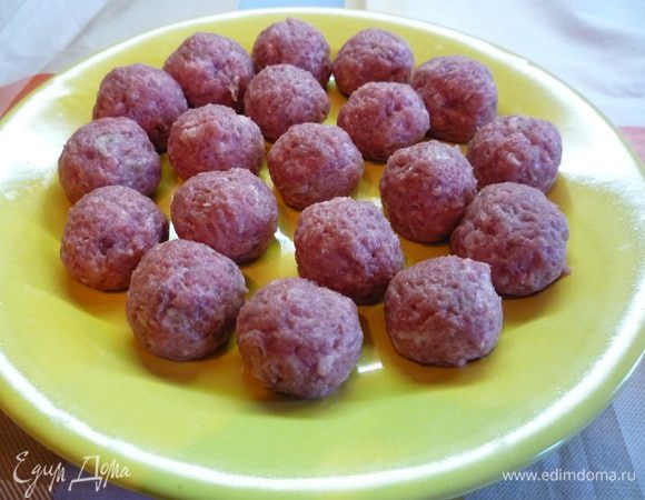 Фарш приправить специями, посолить и сформировать фрикадельки.