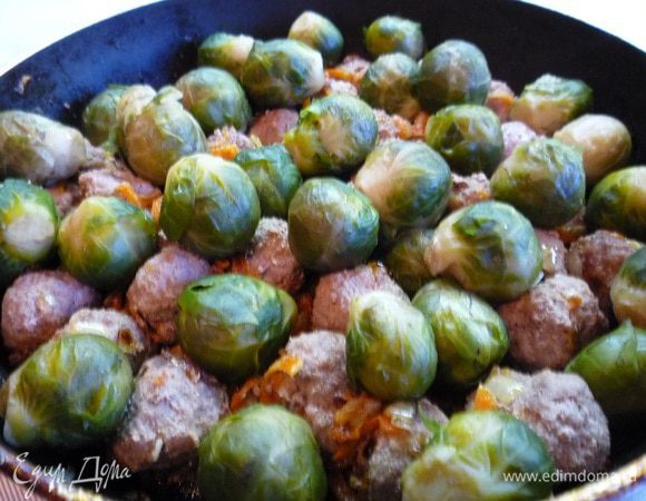 Капусту вынуть из воды и выложить ее в сковороду с овощами и фрикадельками. Все перемешать и жарить еще 5-10 минут до готовности.