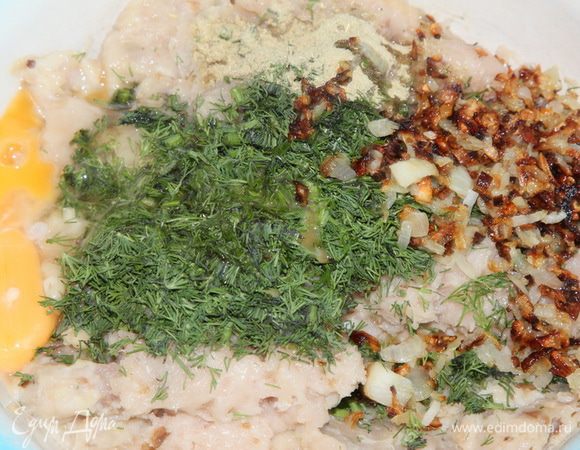 Чистим 3 луковицы, нарезаем мелко и обжариваем до золотистого цвета. Яйцо разделяем на желток и белок. К фаршу добавляем желток, поджаренный лук, соль, перец, уцхо-сунели и мелко нарезанный укроп. Тщательно мешаем фарш.