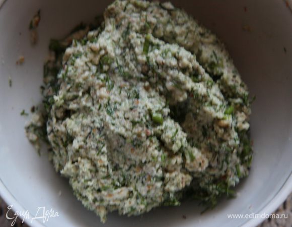 Для "сюрприза" орехи, соль, перец, укроп, чеснок и яичный белок помещаем в чашу блендера и пробиваем в однородную массу на режиме "Пульсант". Мне хватило 5 нажатий на кнопочку.