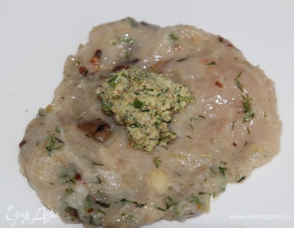 Теперь формируем фрикадельку: смоченными руками берем фарш, катаем шарик размером с хороший такой грецкий орех, затем расплюскиваем его и сверху выкладываем начинку. Я брала 1 кофейную ложку с горкой.