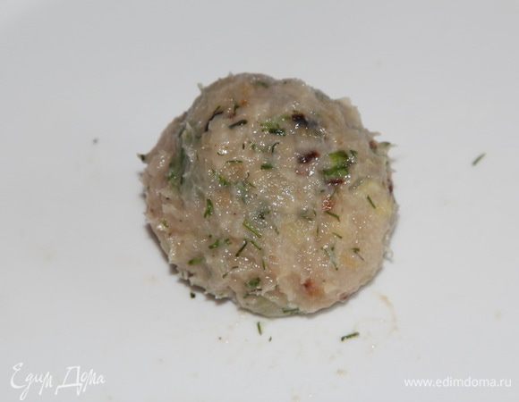Мокрыми руками скатываем все в шарик. Работаю мокрыми руками, так как фарш куриный, а значит — липкий. У меня получилось 18 таких фрикаделек
