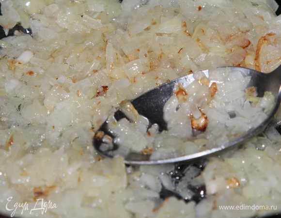 Готовим соус: на растительном масле припускаем мелко нарезанный лук.