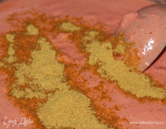 Затем добавляем паприку, быстро перемешиваем и сразу добавляем сметану и воду. Размешиваем и добавляем уцхо-сунели. Размешиваем и даем чуток закипеть.