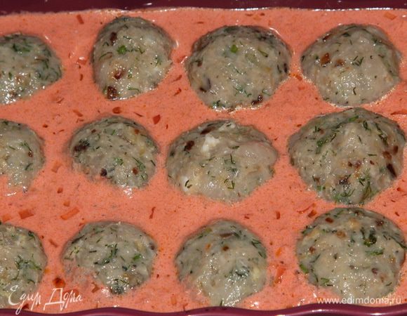 Выливаем соус в форму для запекания и теперь выкладываем туда фрикадельки. Фрикадельки в соус, а не наоборот — для того, чтобы они не приклеились к форме.