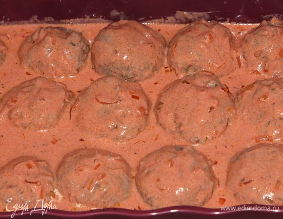 Поскольку соус покрывает не все фрикадельки, берем ложку и осторожно переворачиваем фрикадельки