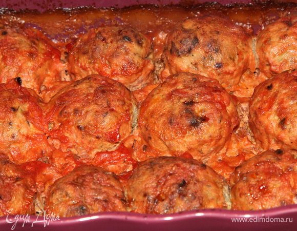 Духовку разогреваем до 200 градусов и запекаем фрикадельки 30 минут. Этого вполне достаточно.