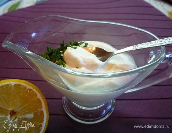 В йогурт добавить мелко нарезанную петрушку и немножко лимонного сока.
