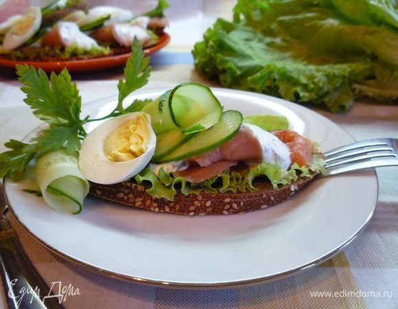 Украсить бутерброды ломтиками огурца, вареного яйца, тонкими дольками лимона и зеленью.