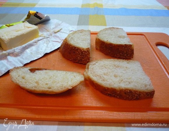Хлеб нарезать ломтиками, смазать сверху сливочным маслом.