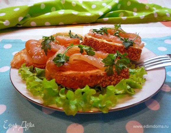 На тарелку положить листья салата, уложить сверху бутерброды, украсить зеленью и подавать к столу! Приятного аппетита!