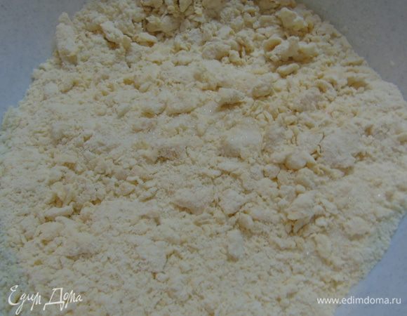 Затем втирайте сливочное масло в муку с дрожжами, до образования мелкой крошки.