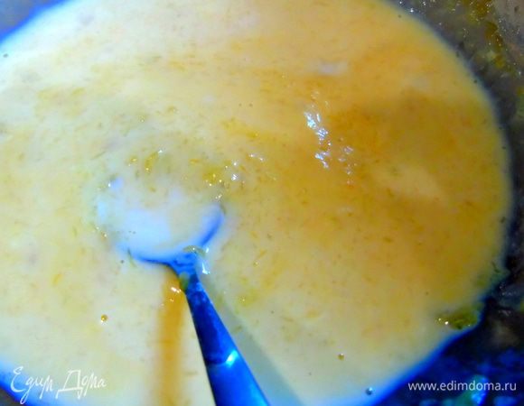 Молоко подогрейте до еле теплого и смешайте с тыквенным пюре.