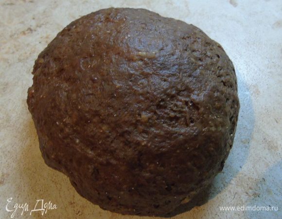 Разделите тесто на половину и в одну вмешайте какао. Накройте полотенцем и оставьте на 1 час подойти.