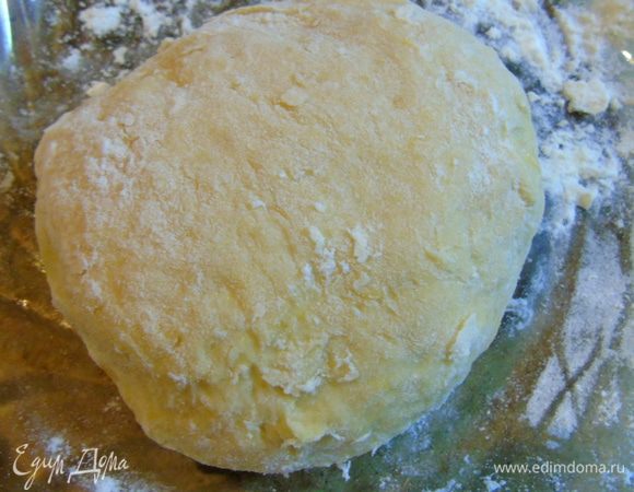 В белую половину теста добавьте 1 ст. л. муки, замесите, тоже накройте и также оставьте на 1 час подойти.