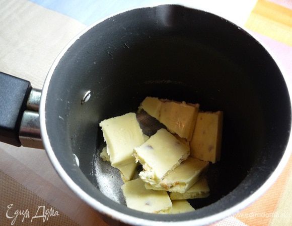 В сотейник кладем поломанный на кусочки белый шоколад.