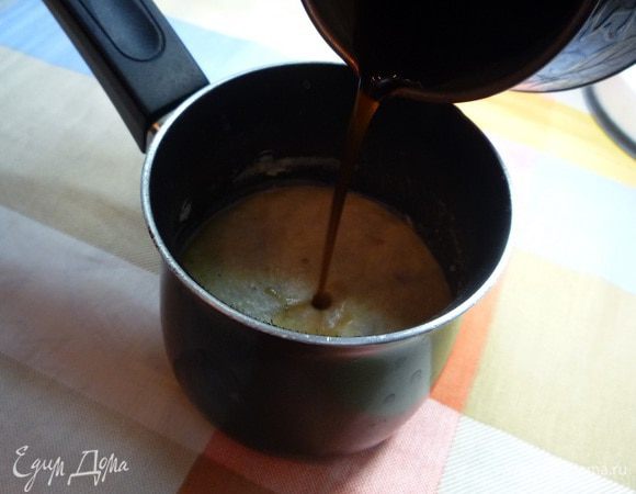 Вливаем горячий кофе, перемешиваем, убираем корицу и разливаем кофе по чашкам.