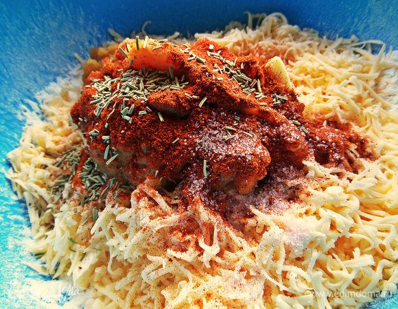 Добавить паприку, соль, розмарин. Если сыр у Вас не солёный, добавьте больше соли.