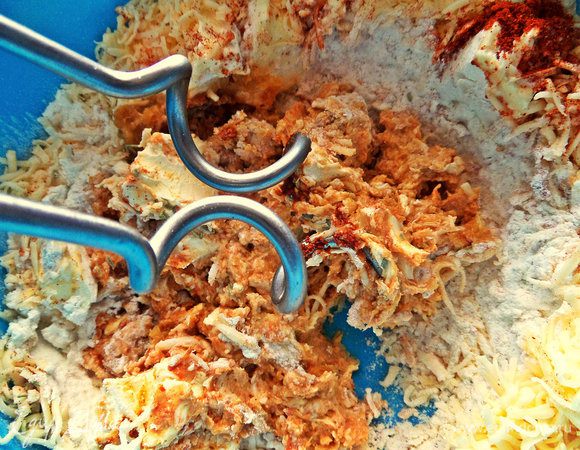 Замешиваем крутое тесто миксером с такими насадками.