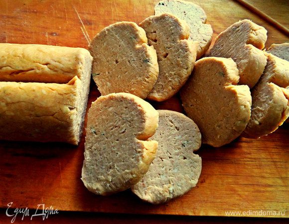 Вынуть и нарезать на порции. Не тонко.