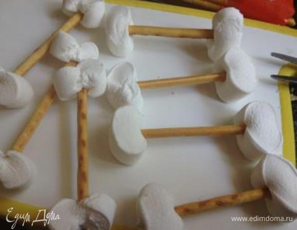 Можно и не скручивая насадить половинки маршмеллоу на соломку.