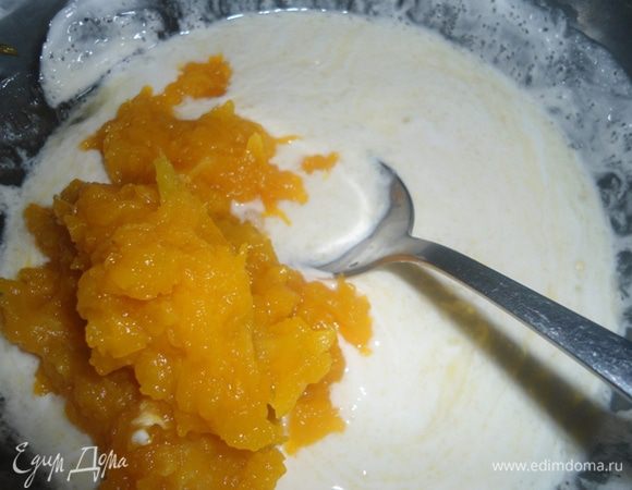 Добавить тыквенное пюре, перемешать (я добавляла 4 полные с горкой ложки пюре).