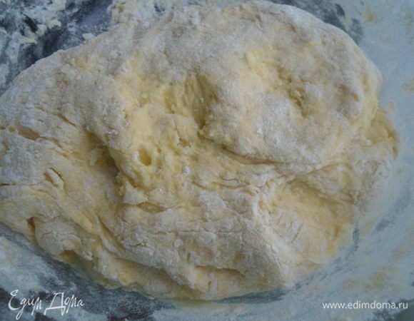 Замесить тесто. Оно получается желтеньким и мягким. Много дополнительно муки не советую добавлять, иначе печенье будет твердым. Я пару ложек добавила, не больше.