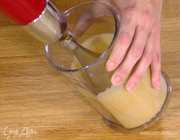 Сахар с яйцом взбить блендером с насадкой-венчиком в светлую, воздушную массу.