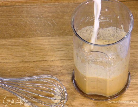 Добавить молоко, ванильный экстракт и все перемешать (не взбивать!).