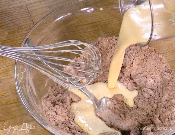 Полученную массу влить в муку с какао и вымешать мягкое тесто.