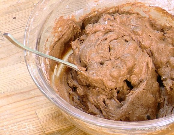 Шоколадные капли добавить в тесто, все перемешать.