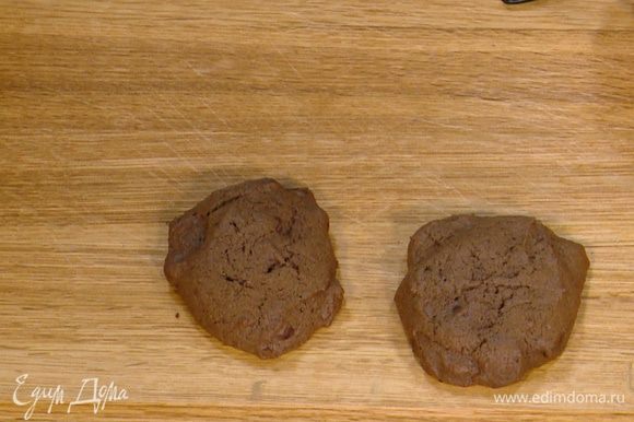 Выпекать печенье в разогретой духовке 12–15 минут.
