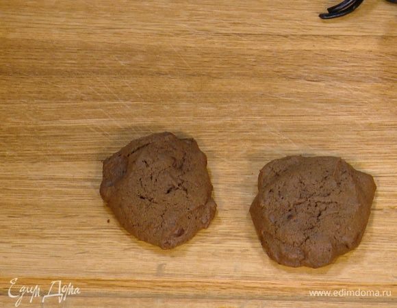 Выпекать печенье в разогретой духовке 12–15 минут.