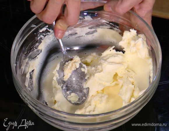 Приготовить крем: соединить сливочный сыр, сахарную пудру, ванильный экстракт и все перемешать.
