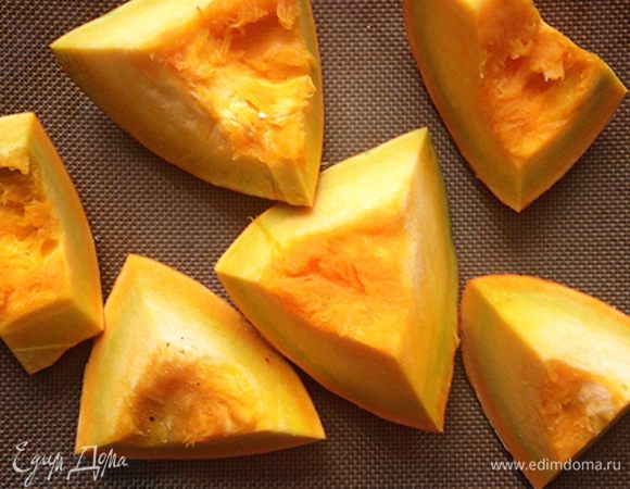 Тыкву разрезаем на кусочки и запекаем в духовке при температуре 200 С около 20-30 минут до мягкости.