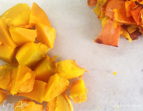 Даем остыть. Снимаем шкурку, режем на небольшие кусочки. 