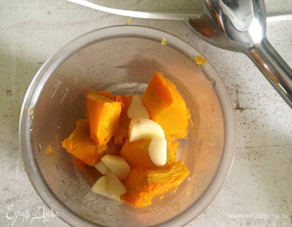 Чеснок чистим и нарезаем на кусочки. Складываем тыкву и чеснок в чашу и пюрируем блендером до однородного состояния.