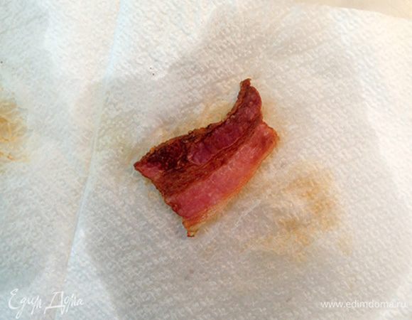 Готовим в микроволновке в обычном режиме несколько минут. Время зависит от вашей микроволновки и самого бекона. Я обычно проверяю бекон после каждой минуты — кусочки должны получиться очень хрустящими.

Дайте немного остыть и сразу же снимите бекон с бумажных салфеток, чтобы он не прилип.