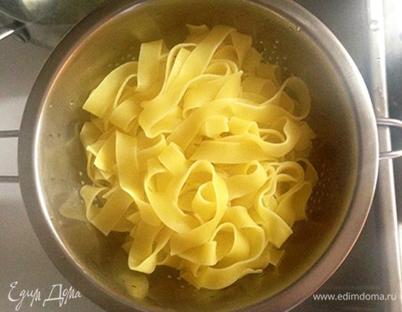 Феттуччине отвариваем в соответствии с рекомендациями на упаковке.