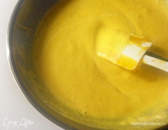 Добавляем сливки и перемешиваем. Солим и перчим по вкусу.