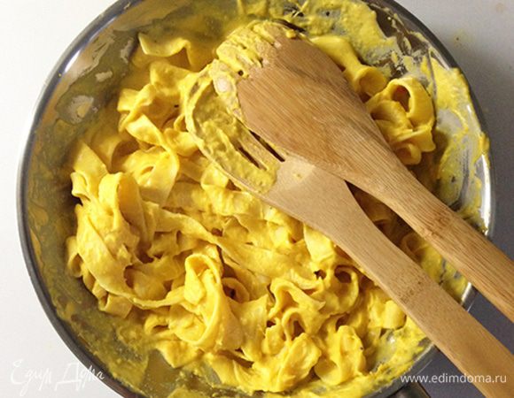 В готовый соус добавляем феттуччине. Хорошо перемешиваем. 