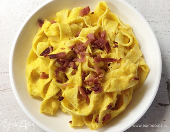 Раскладываем по тарелкам. Посыпаем каждую порцию хрустящим беконом и подаем сразу же.

Приятного аппетита!