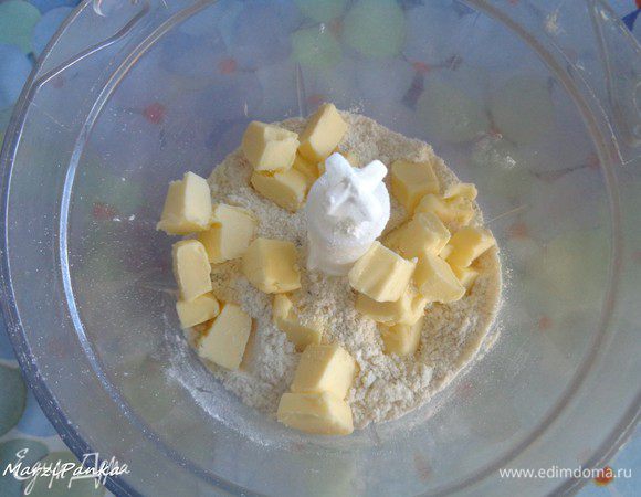 Все продукты должны быть комнатной температуры, кроме сливочного масла.

Смешать в чаше фуд-процессора два вида муки, соль и перец. Холодное сливочное масло порезать кусочками около 1 см. Добавить в фуд-процессор. 


